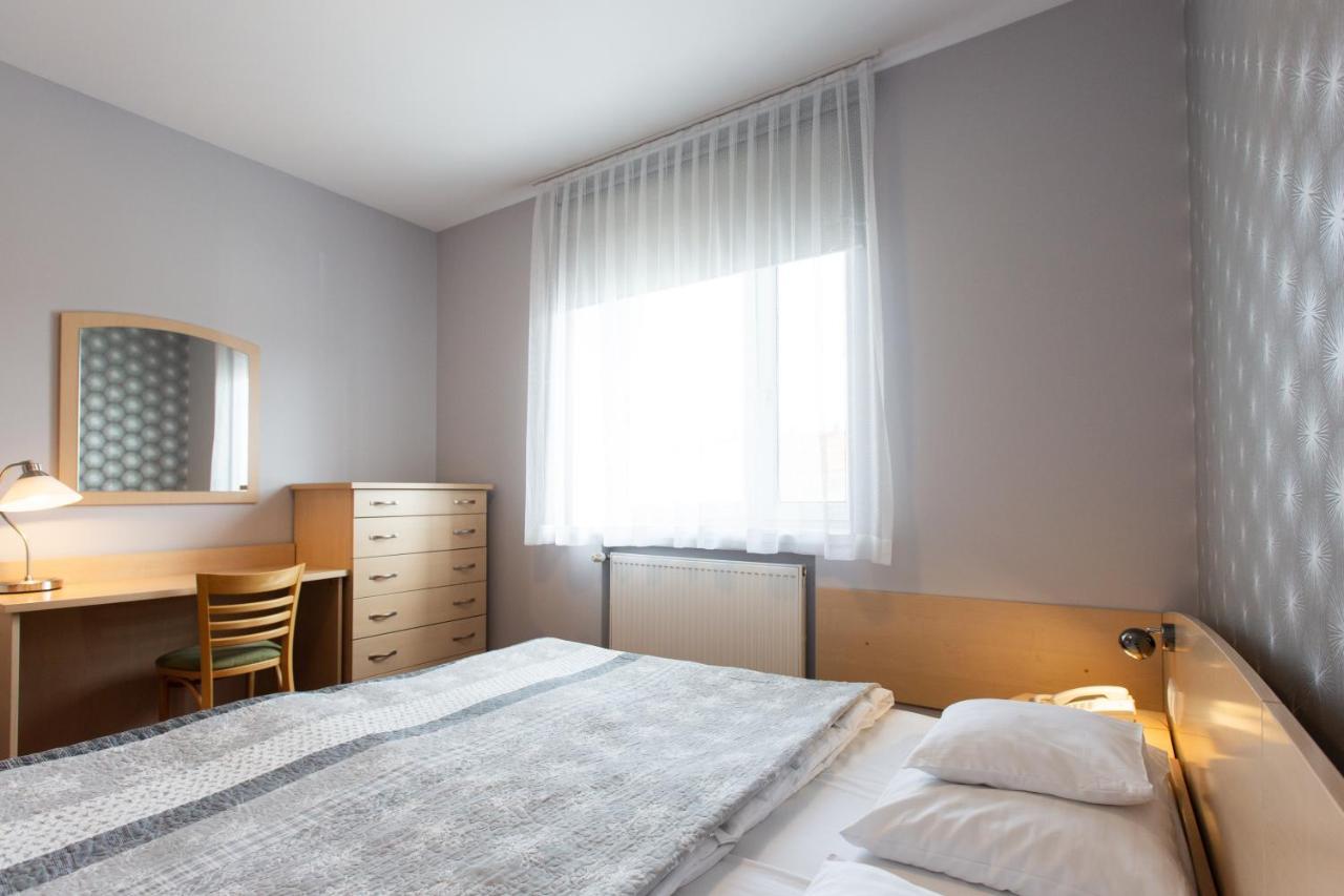 Hotel Labedy Gliwice Esterno foto